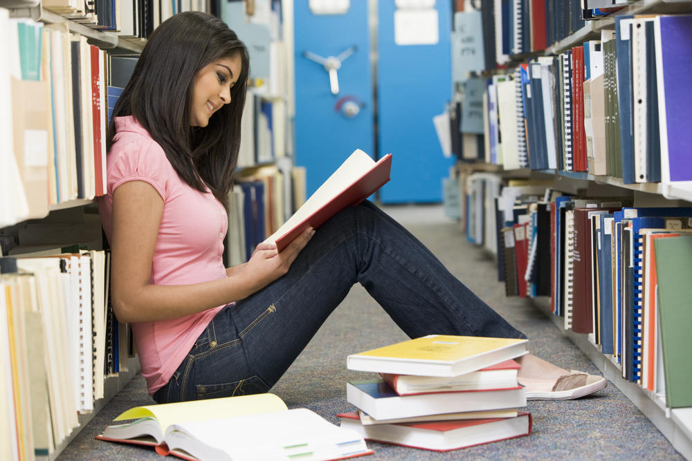 大学图书馆内女学生坐地板上看书
